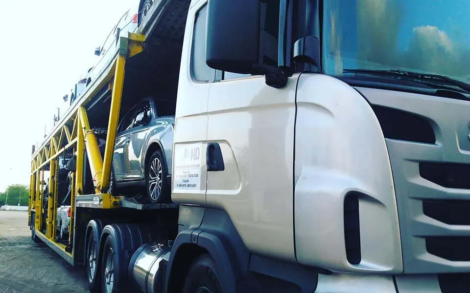 Caminhão cegonha da Taroko Automotive carregado de veículos